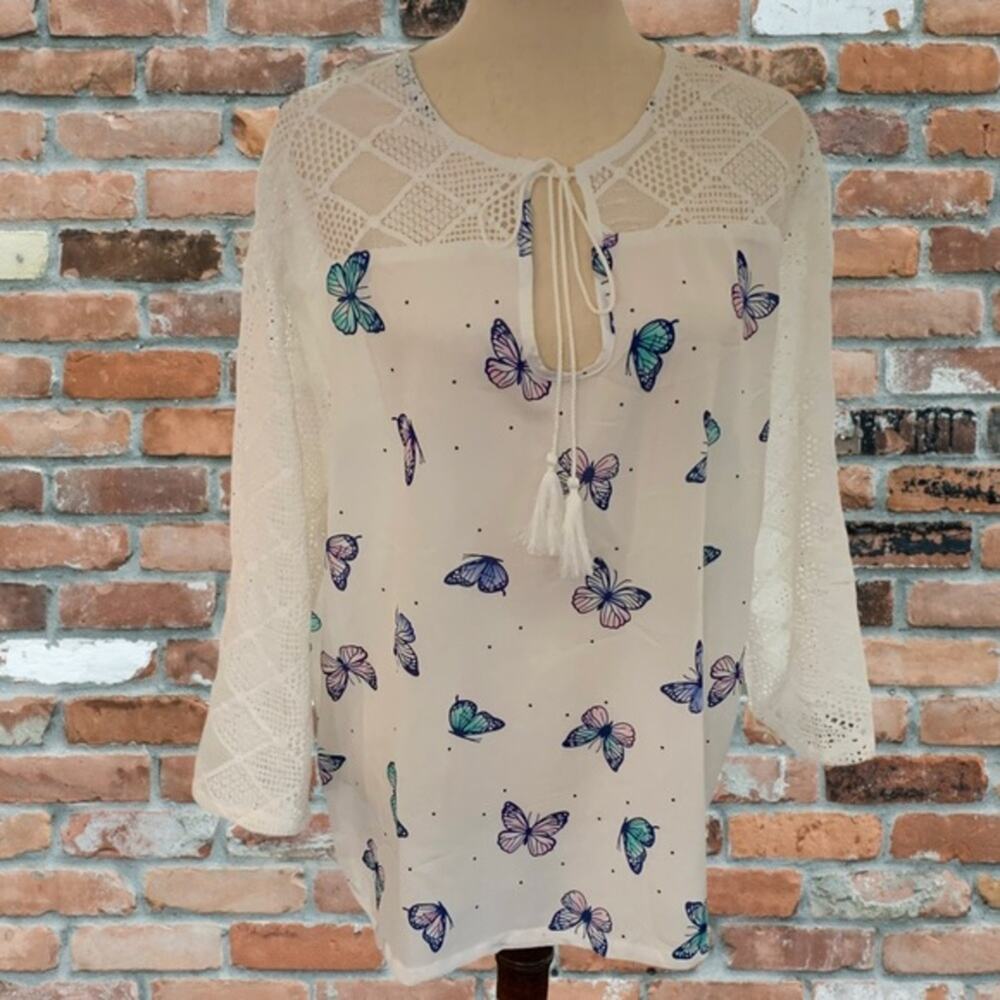 Butterfly printed top blouse. Lace sleeve. Boho tie lace front.‎ Size l